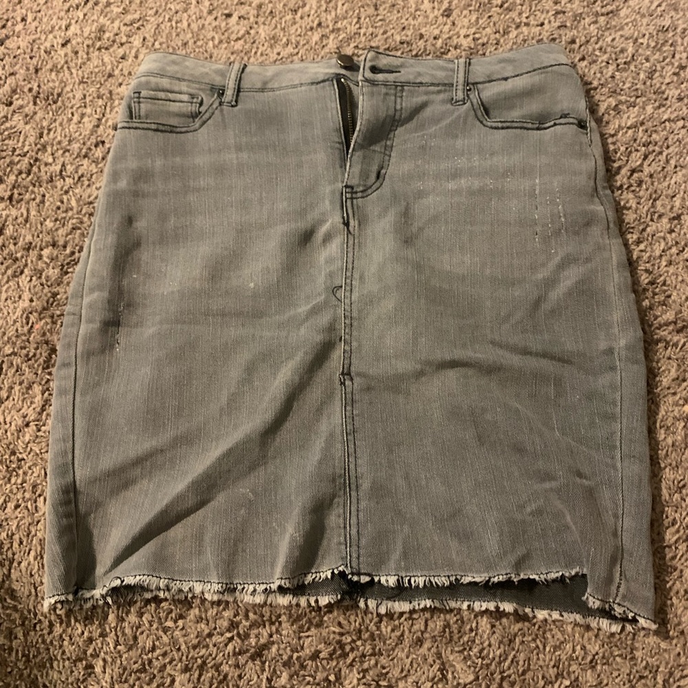 Jean skirt. Gray/black